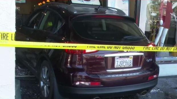 [TLMD - SD] Conductora choca contra restaurante en National City