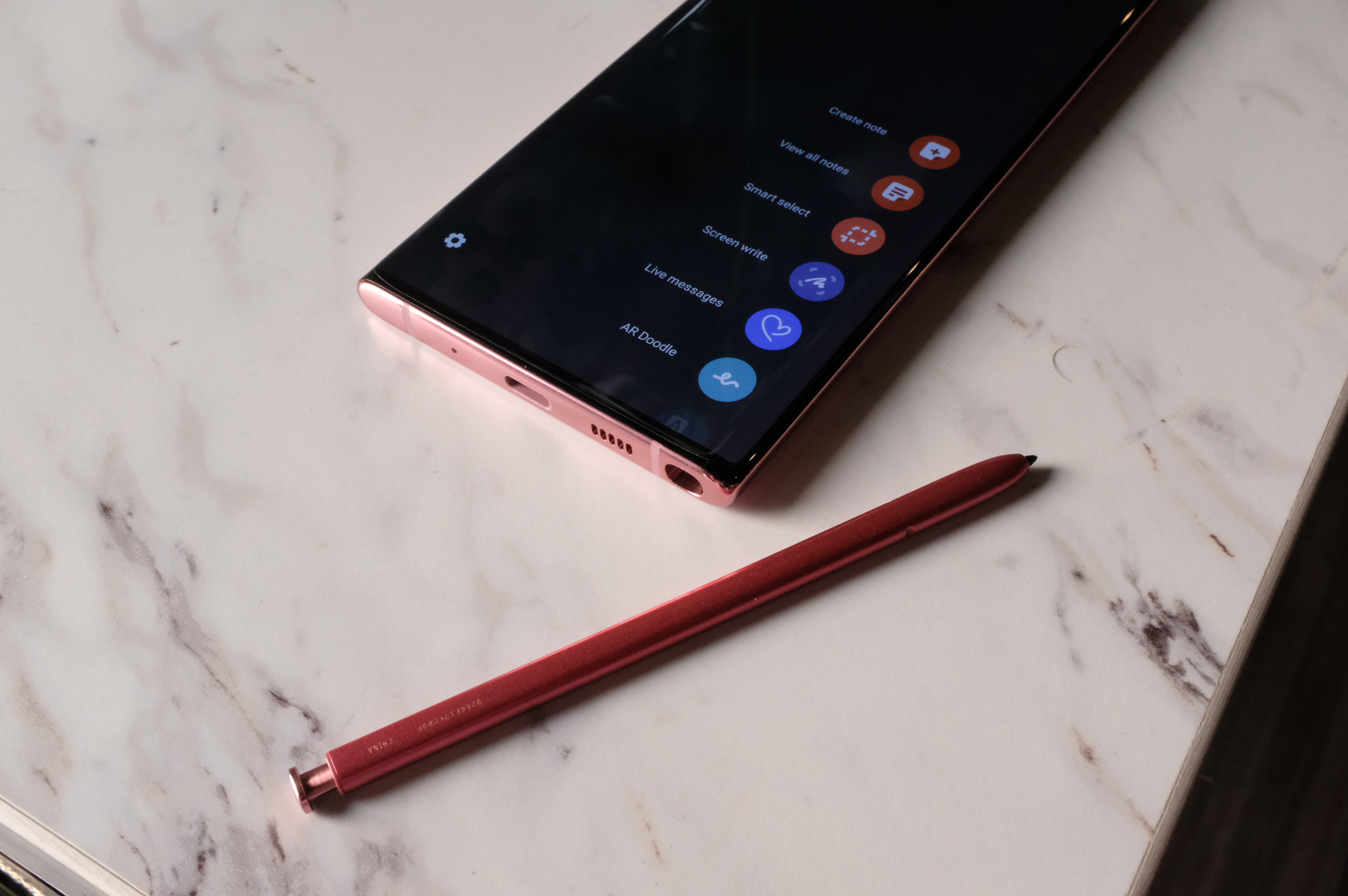 DSCF5860 "ancho =" 1024 "altura =" 681 "srcset =" https://lanetaneta.com/wp-content/uploads/2019/08/Este-es-el-Galaxy-Note-10-y-10-de-Samsung.jpg 3008w, https://techcrunch.com/wp-content/ uploads / 2019/08 / DSCF5860.jpg? resize = 150,100 150w, https://lanetaneta.com/wp-content/uploads/2019/08/Este-es-el-Galaxy-Note-10-y-10-de-Samsung.jpg?resize=300,199 300w, https://techcrunch.com/ wp-content / uploads / 2019/08 / DSCF5860.jpg? resize = 768,511 768w, https://lanetaneta.com/wp-content/uploads/2019/08/Este-es-el-Galaxy-Note-10-y-10-de-Samsung.jpg?resize=680,452 680w, https: // techcrunch.com/wp-content/uploads/2019/08/DSCF5860.jpg?resize=50,33 50w "tamaños =" (ancho máximo: 1024px) 100vw, 1024px "/></p>
<p>Los pedidos anticipados abren mañana, 8 de agosto para ambos. Estarán en las tiendas el 23. El 10 comienza en $ 950 y el 10+ comienza en $ 1,100. Las ofertas de pre-pedido incluyen accesorios como la almohadilla Charging Duo y Galaxy Watch Active.</p>
<p>También hay una versión 5G del Note 10+ disponible al mismo tiempo. Sin embargo, será una exclusiva de Verizon en el lanzamiento, con precios aún por determinar.</p>
</p></div>
</pre>
<p><br />
<br /><a href=