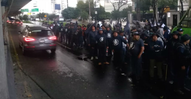 Extienden policías federales bloqueo de Periférico más de 10 horas; subsecretario los espera para dialogar 1 Extienden policías federales bloqueo de Periférico más de 10 horas; subsecretario los espera para dialogar 1