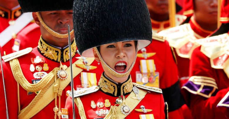Fotos de concubina del rey de Tailandia colapsa la página del palacio real | Galería