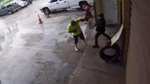 [TLMD - MIA] Violenta pelea en taller de gomas de Hialaeh