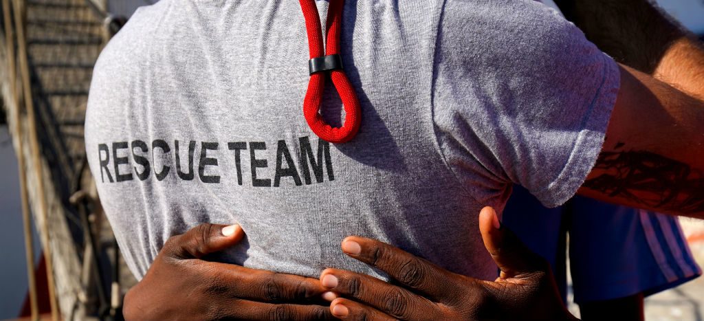 Italia aprobó ley que multa a embarcaciones que rescatan migrantes en el Mediterráneo