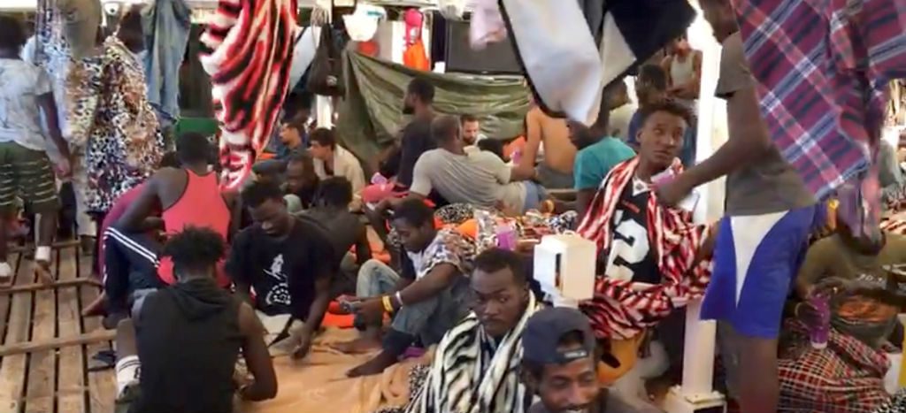 Italia impide desembarcar al Open Arms pese a que seis países están dispuestos a acoger migrantes