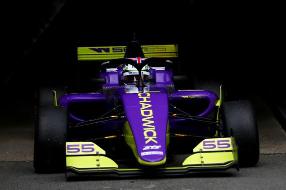 Jamie Chadwick pilotando su coche en las W-Series
