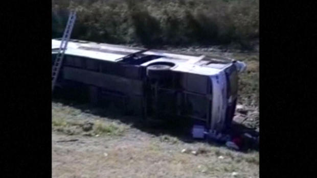 Bus con jubilados vuelca; hay al menos 13 muertos