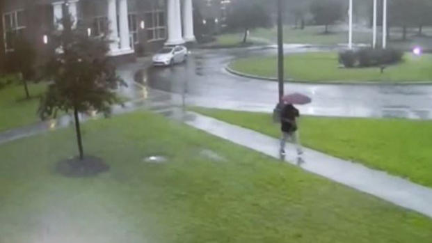 Impactante: rayo cae a centímetros de hombre que caminaba bajo la lluvia