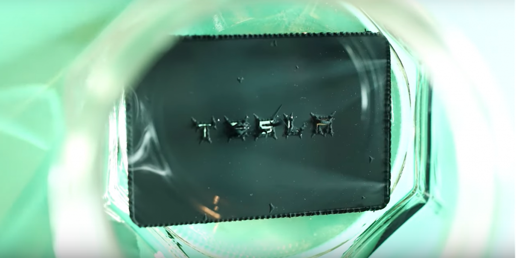 Por qué este ingeniero de software implantó una llave de valet Tesla en su brazo