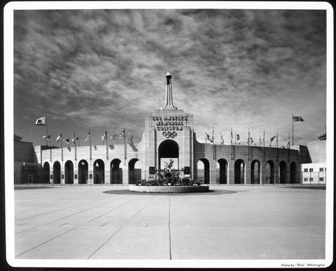 Una fachada de la entrada del Coliseo Memorial de Los Ángeles.