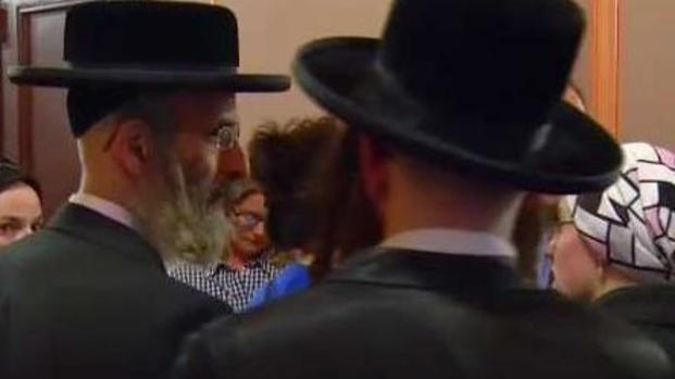 Trump le apunta a judíos que votan a los demócratas