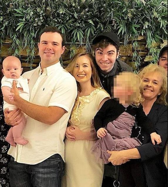 El jugador de béisbol Blake Givens, en la imagen con su hijo, su mujer y su suegra, asesinados por el cuñado del deportista, en el centro de la imagen..