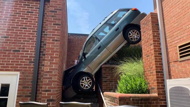 [TLMD - NATL] Increíble e insólito: auto queda atrapado entre dos edificios tras accidente