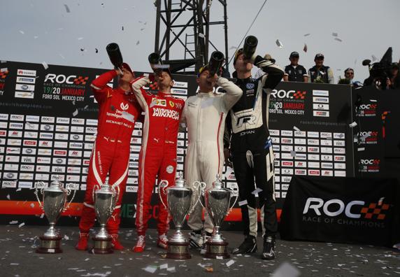 Team Nordic Johan Kristoffersson y Tom Kristensen celebran su victoria sobre el Team Alemania Sebastian Vettel y Mick Schumacher en el podio de la Champions Nations Cup en Foro Sol, México DF