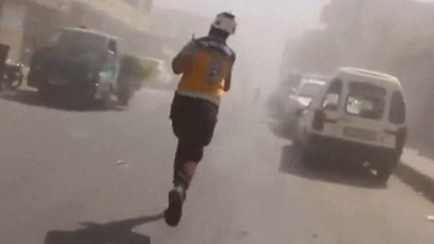 Desesperado: corre por su vida en medio de las bombas