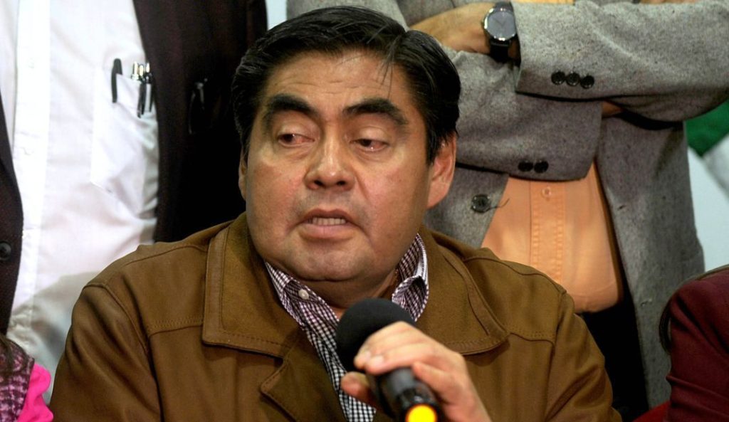 “Me excito si me agarran la oreja”: Miguel Barbosa advierte a una reportera