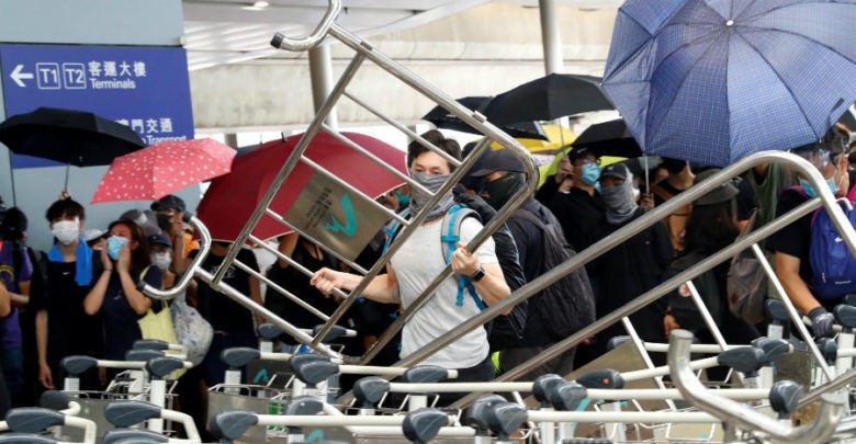 Manifestantes regresan aeropuerto de Hong Kong; reportan destrozos