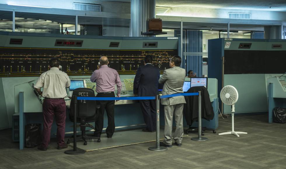 El interior del Puesto Central de Control, donde se controlan los trenes del metro.