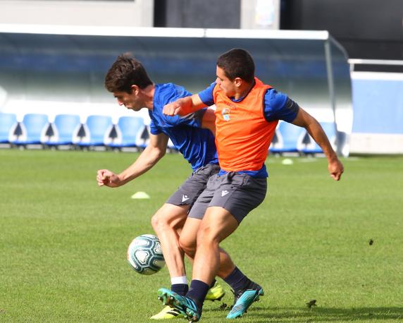 Luca Sangalli le disputa el esférico a Aritz Elustondo en la sesión de hoy lunes en Zubieta