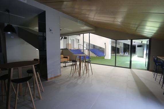 Existe una zona de esparcimiento en las tripas del estadio con vistas al interior del túnel de vestuarios