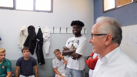 Thomas Partey en el vestuario junto a su representante y socio en el Alcobendas Sport, José Jiménez.
