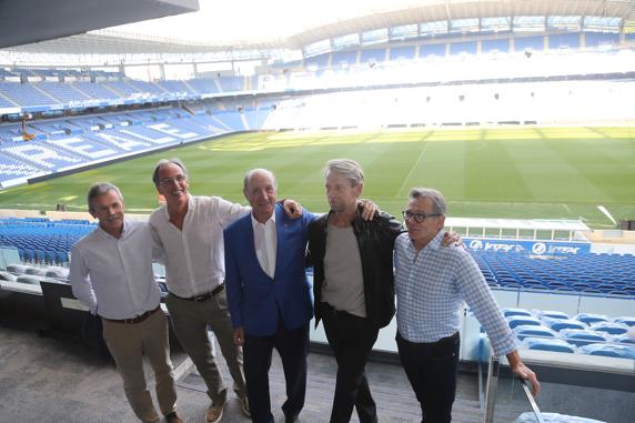 Larrañaga, Górriz, 'Chino' Martínez, Idígoras y Salva Iriarte posan por el campo de fondo
