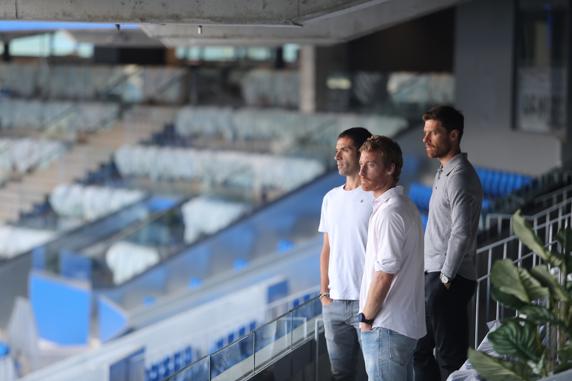 Zurutuza, Labaka y Xabi Alonso contemplan el interior de Anoeta