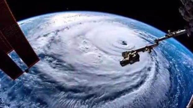 Trump sugiere atacar a bombazos a los huracanes