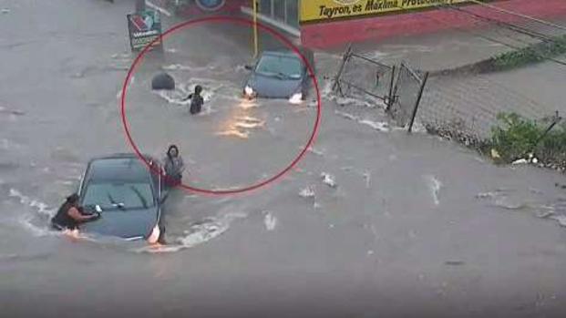 [TLMD - LV] Se la traga una alcantarilla en plena inundación