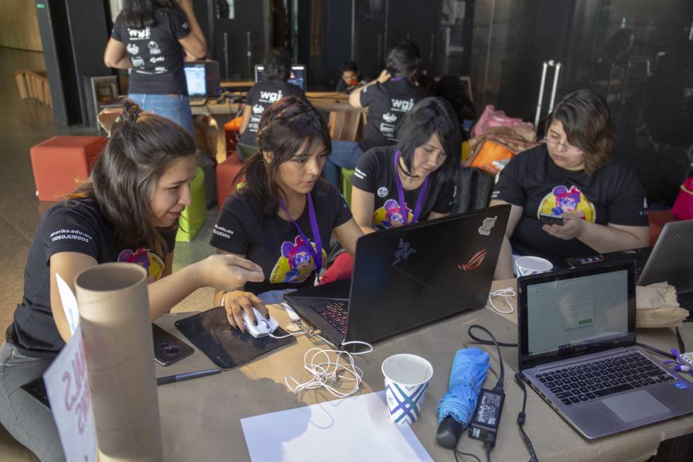 Un grupo de mujeres se reúnen a crear un videojuego en el Centro de Cultura Digital de la Ciudad de México durante el Women Game Jam. El Women Game Jam es una maratón de desarrollo de juegos, enfocado al público femenino, el cual tiene como reto el planificar y crear un juego digital o físico dentro de un lapso de 48 horas.