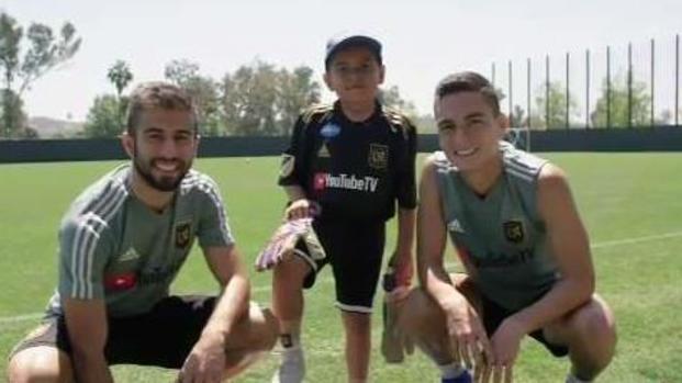 Niño cumple sueño de conocer a jugadores de LAFC