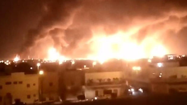 De cerca: así ardió la refinería más grande del mundo tras bombazos