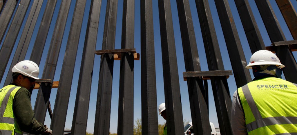 Autoriza Comisión del Senado de EU cerca de 700 mil mdd para muro de Trump