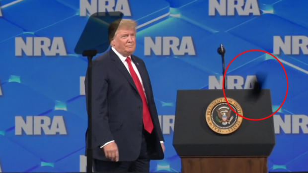Le lanzan teléfono a Trump en alocución frente a la NRA