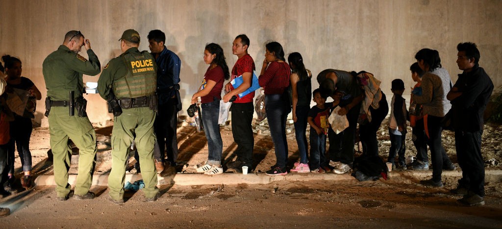 Corte Suprema autoriza al gobierno de Trump negar asilo a migrantes en la frontera sur