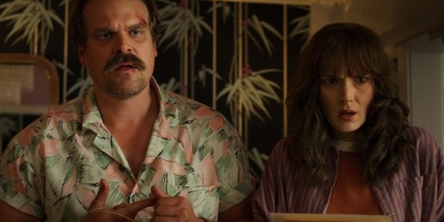 Cosas más extrañas que los fanáticos piensan que han visto a Hopper en la Temporada 4 Teaser