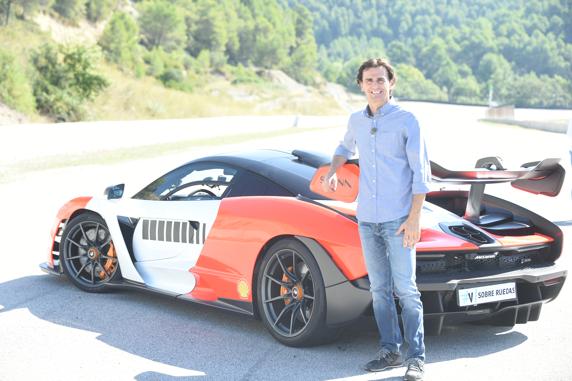 Pedro Martinez de la Rosa, en el rodaje de 'Vamos sobre Ruedas' de Movistar F1 al volante de un McLaren Senna