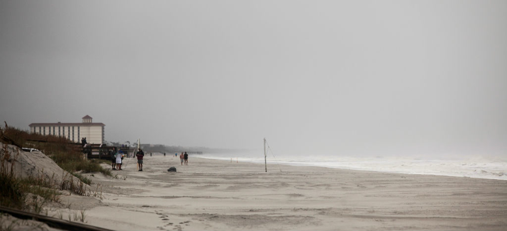 Dorian marcha a paso lento rumbo a Florida tras causar muertes y daños catastróficos en Bahamas | Video