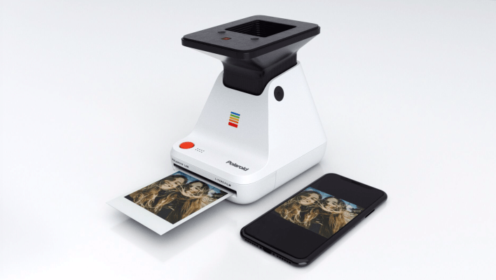 El Polaroid Lab utiliza la luz de la pantalla de su teléfono para convertir las fotos digitales en Polaroids