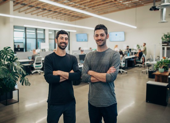 Estos hermanos acaban de recaudar $ 15 millones para su startup, Dutchie, una especie de Shopify para dispensarios de cannabis.