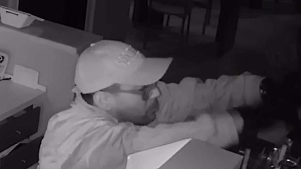 [TLMD - MIA] Buscan ladrón que robó miles en gafas de sol