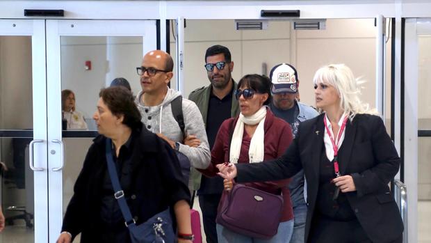 [TLMD - NATL] En imágenes: hijos mayores de José José llegan a Miami