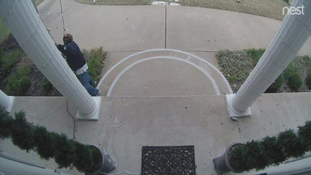 [TLMD - SA] Buen samaritano intenta rescatar maniquí navideño en apuros