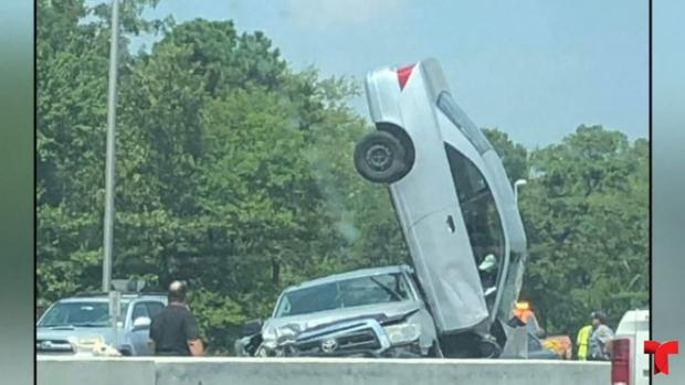 Insólito: auto termina "vertical" tras brutal choque