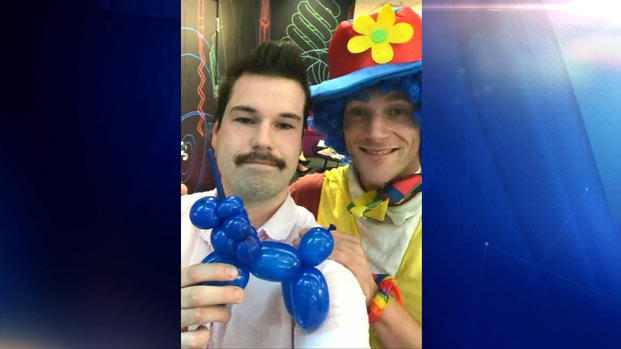 Se entera de que lo van a despedir del trabajo y lleva payaso "de apoyo"