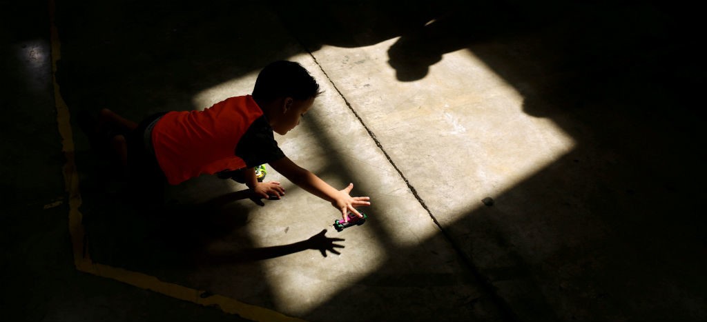 Juez federal bloquea plan de Trump para detener a niños migrantes indefinidamente