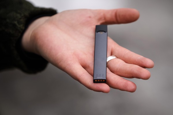 La FDA dice que Juul "ignoró la ley" y advierte que puede tomar medidas