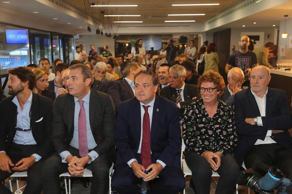 Nekane Arzallus, al lado de Aperribay