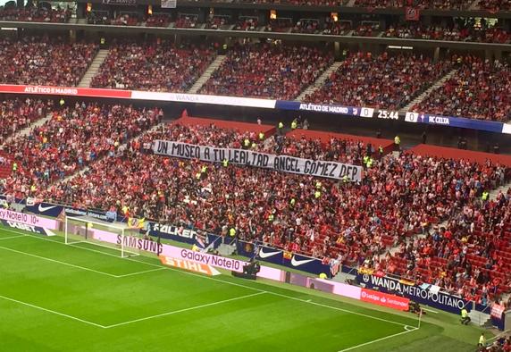Pancarta en el Wanda Metropolitano para Ángel Gómez