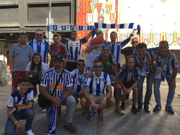 Las peñas de la Real Sociedad El Sur y Nazarena, en las horas previas del partido ante el Sevilla en el Pizjuán