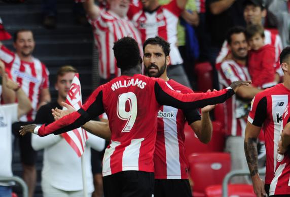 Raúl García marcó de penalti el 1-0 por una falta cometida sobre Williams