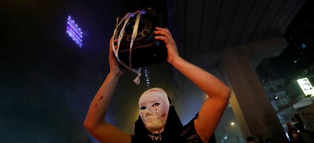 Manifestantes y policías se enfrentan nuevamente en Hong Kong